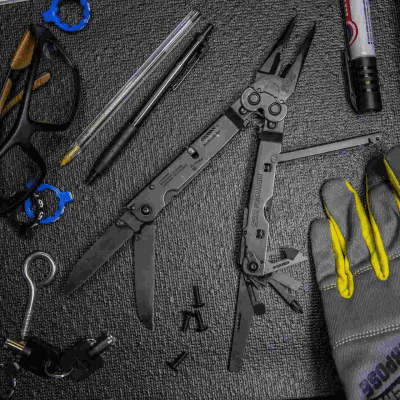 SOG PowerAssist med Fodral - Svart 